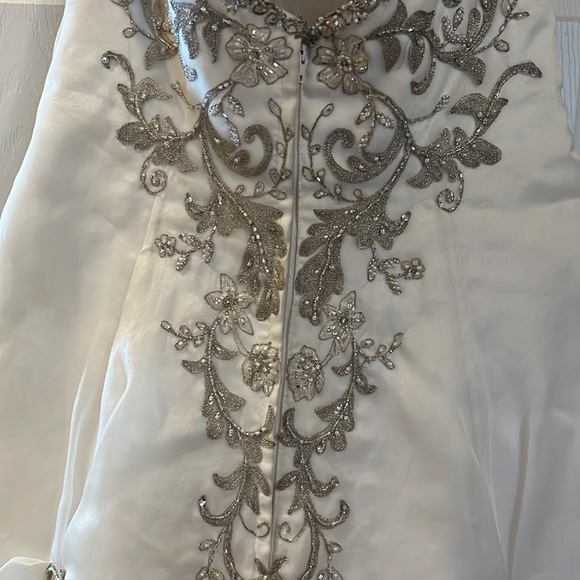 Unbranded Wedding Dress. Size 10. Slightly altered. - Picture 5 of 8